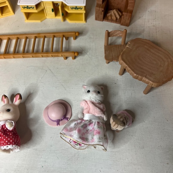 Calico Critters / Sylvanian Families Dollhouse Lot Cats Rabbits Furniture - Picture 3 of 6
